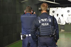 Policjanci podczas doskonalenia strzelań