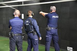 Policjanci podczas doskonalenia strzelań na strzelnicy