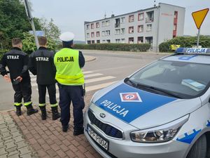 policjant ze strażą pożarną