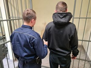 Policjant z zatrzymanym w  pomieszczeniu służbowym