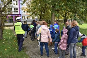 Policjant z dziećmi przed szkołą