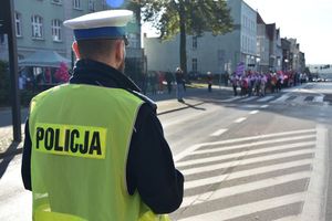 Policjant zabezpieczający przemarsz