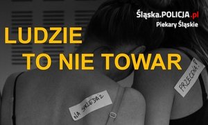 grafika przedstawia dwie kobiety odwrócone tyłem, na plecach maja przyklejone kartki z napisami przecena i na sprzedaż. Na pierwszym planie duży napis ludzie to nie towar&amp;amp;quot;