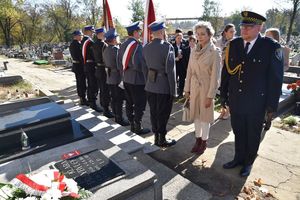 Pani Prezydent Miasta Piekary Śląskie wraz z Komendantem Straży Miejskiej przed grobem