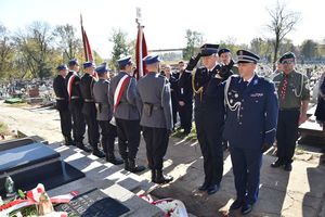 Komendant Miejski Policji w Piekarach Śląskich oraz Państwowej Straży Pożarnej w Piekarach Śląskich oddają honor przed grobem