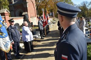 Uczestnicy uroczystości na cmentarzu