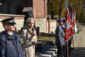 Pani prezydent podczas przemowy na cmentarzu przed grobem