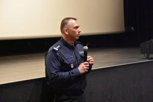 Komendant Miejski Policji w Piekarach Śląskich podczas przemówienia