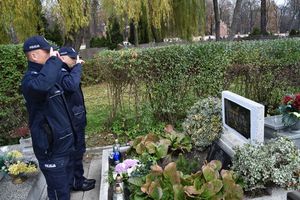 Policjanci oddają honor przed grobem