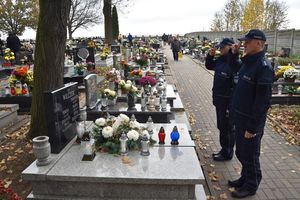 Policjanci oddają honor przed grobem