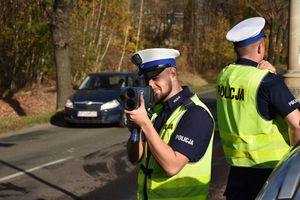 Policjant kontrolujący prędkość pojazdów