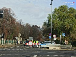 Na zdjęciu widzimy zaparkowany radiowóz wydziału ruchu drogowego obok cmentarza.