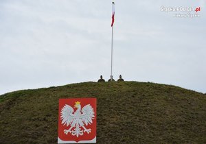 Flaga Polski oraz godło na Kopcu Wyzwolenia