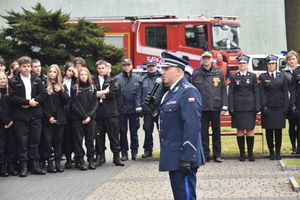 Komendant Policji podczas przemówienia. W tle tłum ludzi