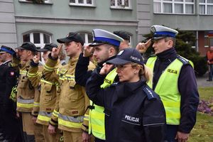 Policjanci oraz strażacy oddają honory