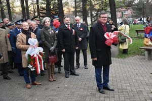 Składanie kwiatów pod pomnikiem