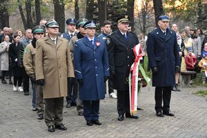 Służby mundurowe podczas składania wiązanek pod pomnikiem