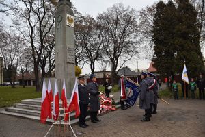 Poczet sztandarowy oddaje honor