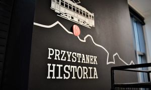 Wagon kolejowy z napisem Przystanek historia