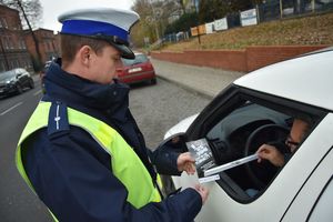 Policjanci stoją przy samochodzie