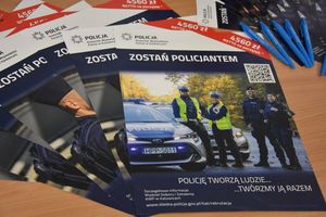 Zdjęcie przedstawia plakaty promujące wstąpienie w szeregi Policji