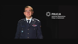 Zdjęcie przedstawia Komendanta Wojewódzkiego Policji w Katowicach nadinspektora Romana Rabsztyna oraz logo Policji