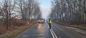 Zdjęcie przedstawia policjantów podczas kontroli trzeźwości kierujących