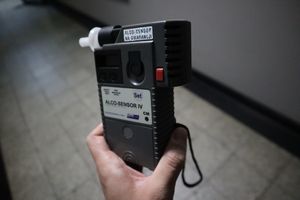 Zdjęcie przedstawia urządzenie do badania zawartości alkoholu w wydychanym powietrzu