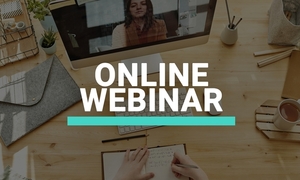 grafika z napisem online webinar w tle na ekranie komputera kobieta