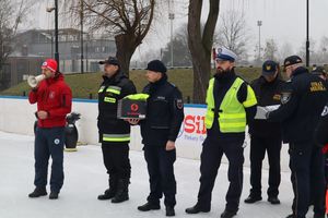 Zdjęcie przedstawia przedstawicieli służb mundurowych podczas prelekcji na lodowisku