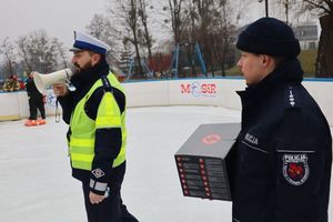 Zdjęcie przedstawia policjantów podczas pogadanki na lodowisku