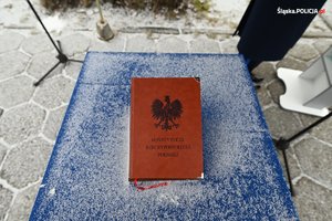 Na zdjęciu widzimy Konstytucję Rzeczpospolitej Polskiej. Zdjęcie wykonane przez KWP w Katowicach