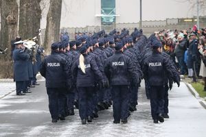 Na zdjęciu widzimy policjantów podczas uroczystej defilady