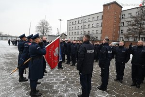 Na zdjęciu widzimy policjantów, którzy składają ślubowanie na sztandar. Zdjęcie wykonane przez KWP w Katowicach
