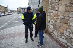 Zdjęcie przedstawia policjantów podczas kontroli osoby kwestującej