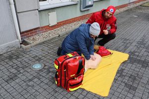 Zdjęcie przedstawia kobietę ćwiczącą masaż serca na fantomie