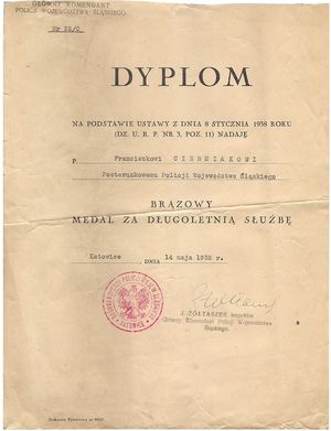 Zdjęcie przedstawia Dyplom przyznania Franciszkowi Cierniakowi Brązowego Medalu za Długoletnią Służbę z 14 maja 1938 rok