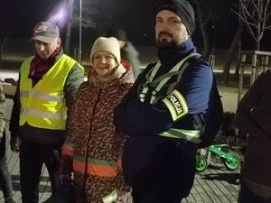 Zdjęcie przedstawia policjantów oraz uczestnika wydarzenia