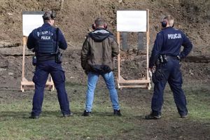 Zdjęcie przedstawia policjantów podczas ćwiczeń na strzelnicy