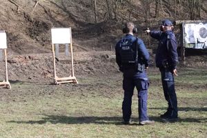 Zdjęcie przedstawia policjantów podczas ćwiczeń na strzelnicy