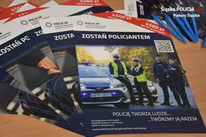 Zdjęcie przedstawia plakaty promujące wstąpienie w szeregi Policji