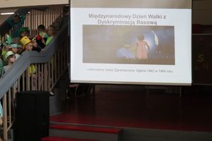 Zdjęcie przedstawia wyświetlony na ekranie napis &quot;Międzynarodowy Dzień Walki z Dyskryminacją Rasową&quot;