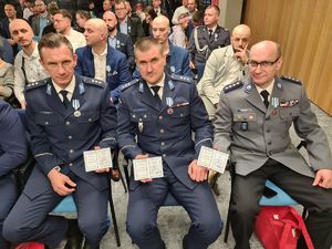 Zdjęcie przedstawia odznaczonych policjantów podczas gali Honorowych Dawców Krwi