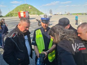 Zdjęcie przedstawia policjanta podczas prezentacji policyjnego sprzętu