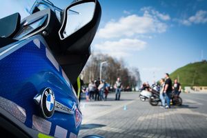 Zdjęcie przedstawia policyjny motocykl