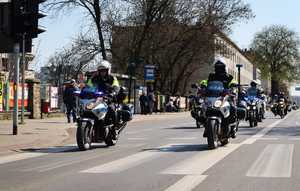 Zdjęcie przedstawia policyjne motocykle podczas przejazdu