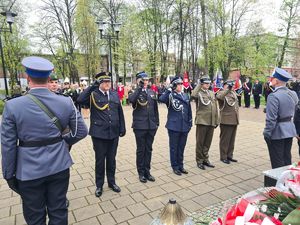 Zdjęcie przedstawia przedstawicieli służb mundurowych podczas składania kwitów pod pomnikiem