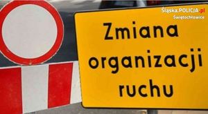 Grafika przedstawia znak zakaz ruchu oraz informacje o zmianie organizacji ruchu