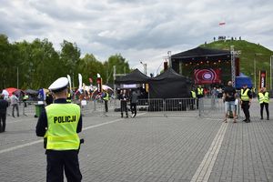 Zdjęcie przedstawia policjanta na terenie przy Kopcu Wyzwolenia