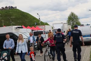 Zdjęcie przedstawia policjantów idących w stronę radiowozu